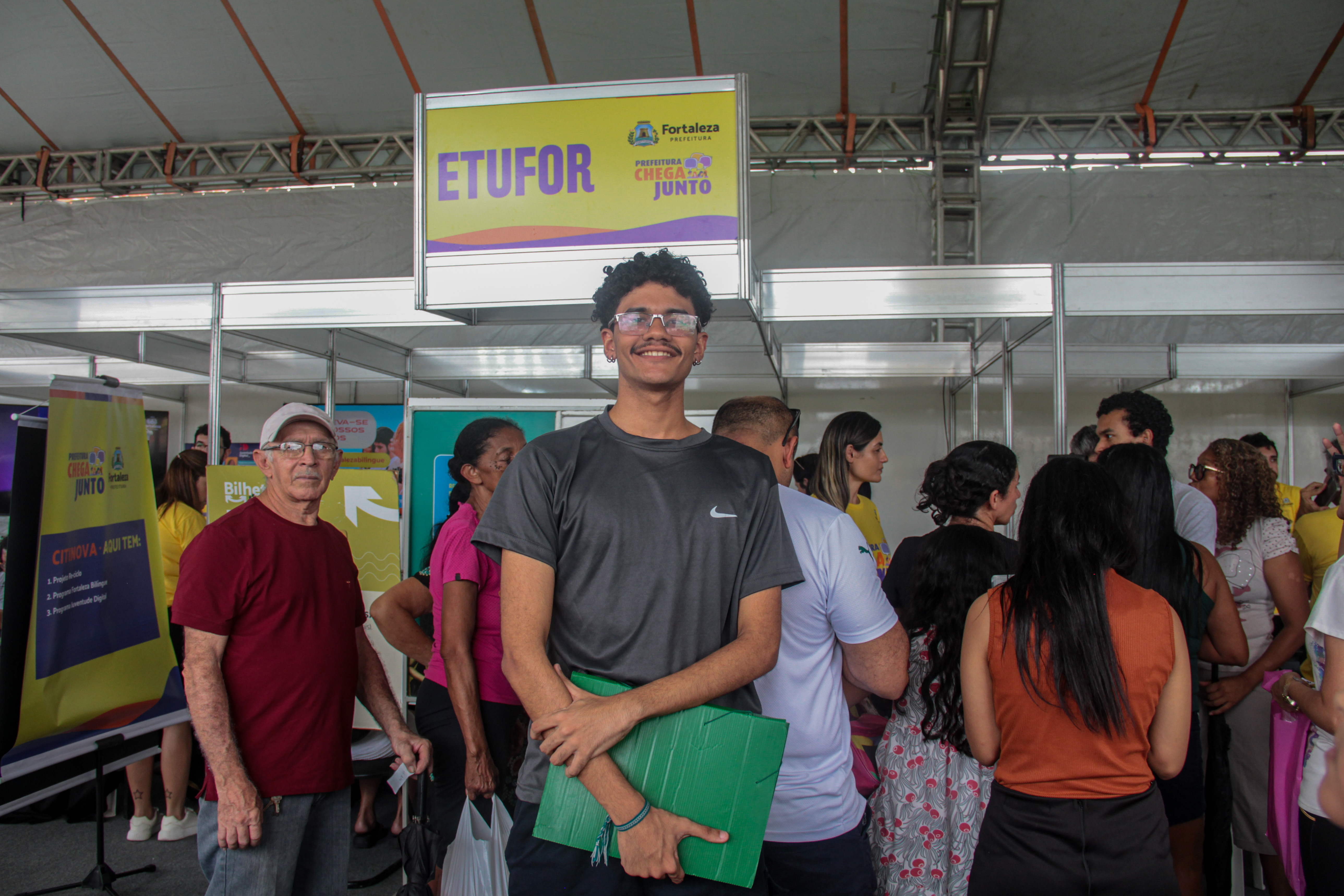 jovem segurando pasta